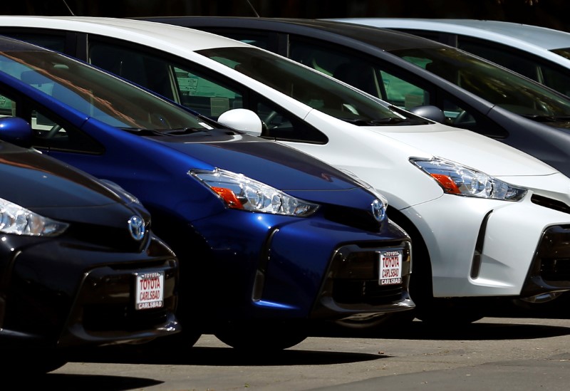 © Reuters. Toyota Prius automobiles are shown for sale at a dealership in Carlsbad, California