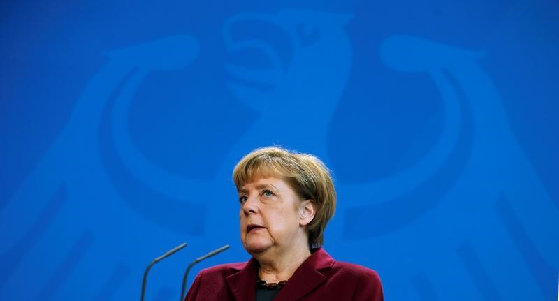 © Reuters. شارلي إبدو تسخر من ميركل في أول نسخة لها بالألمانية