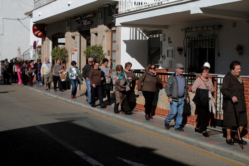 © Reuters. S&P dice que el envejecimiento en España complica el panonama presupuestario