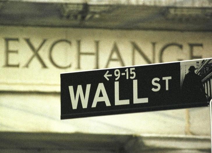 © Reuters. Указатель на Уолл-стрит рядом с фондовой биржей Нью-Йорка