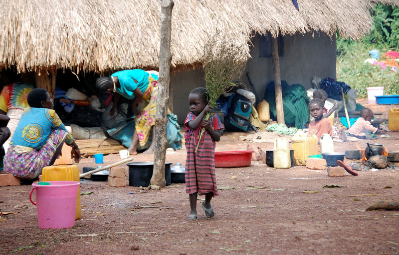 © Reuters. South Sudanese refugees are seen at their shelter in the Congolese village of Karukwat