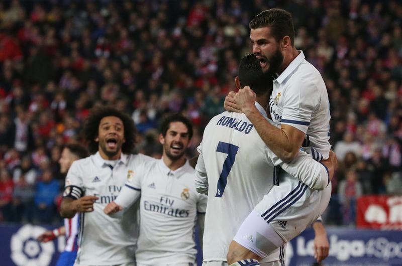 © Reuters. El Real Madrid buscará dar un golpe de autoridad en Liga ganando el Clásico