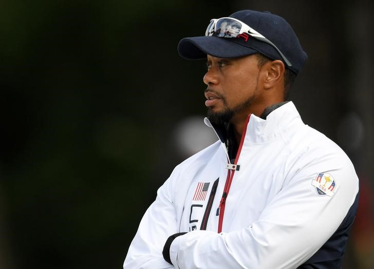 © Reuters. File photo of Team USA vice-captain Tiger Woods talking at the 13th green during the practice round for the Ryder Cup at Hazeltine National Golf Club in Chaska