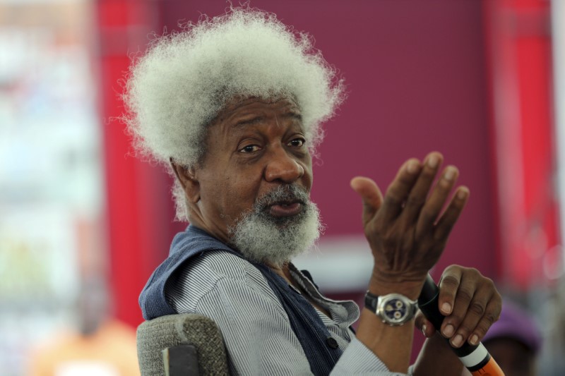 © Reuters. Nobel laureate Wole Soyinka speaks to pupils during a mentoring session at the Lagos Book and Art Festival