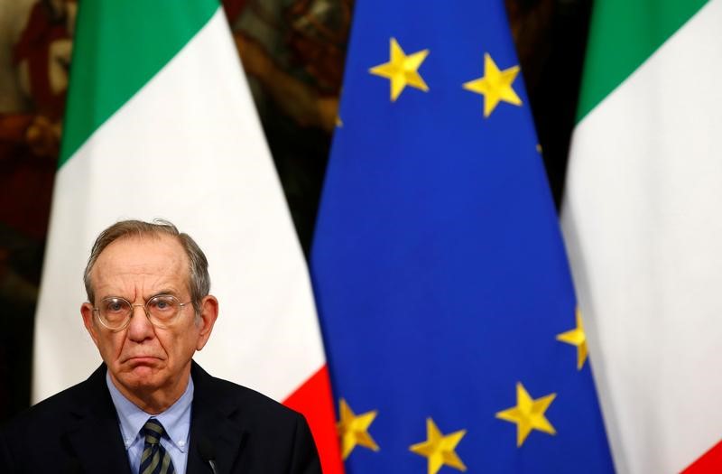 © Reuters. Italy's Finance Minister Pier Carlo Padoan attends a news conference at the Chigi Palace in Rome