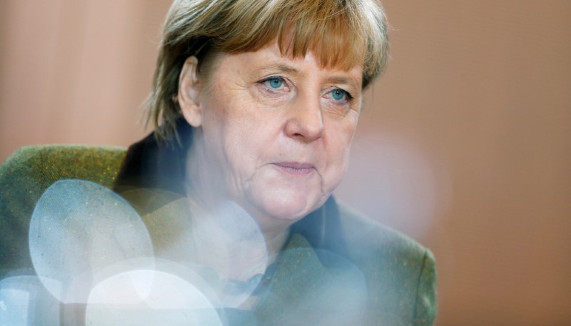 © Reuters. German Chancellor Merkel attends the weekly cabinet meeting at the chancellery in Berlin