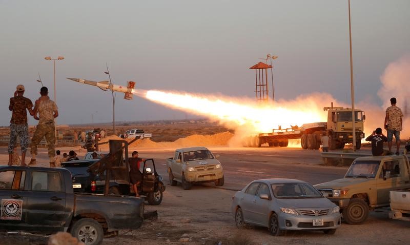 © Reuters. تبادل لإطلاق النار في العاصمة الليبية وجماعات مسلحة تحتشد