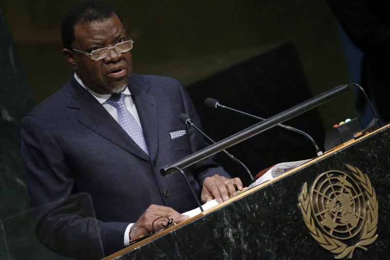 © Reuters. President Hage Geingob of Namibia addresses attendees during the 70th session of the United Nations General Assembly at the U.N. Headquarters in New York