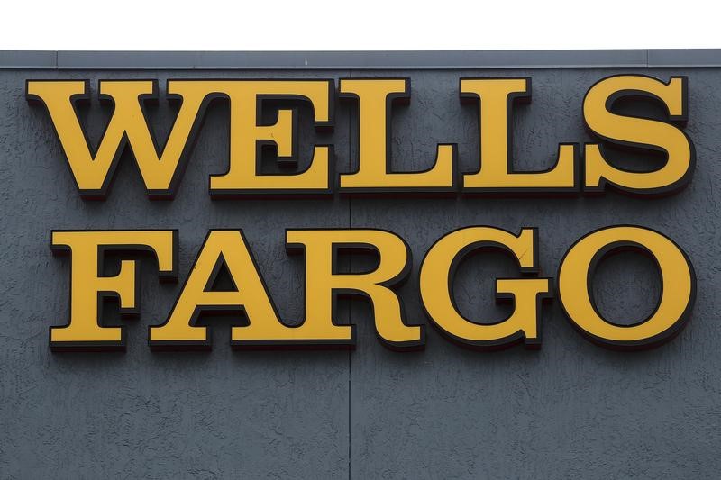 © Reuters. A Wells Fargo bank logo is pictured on a building in North Miami, Florida