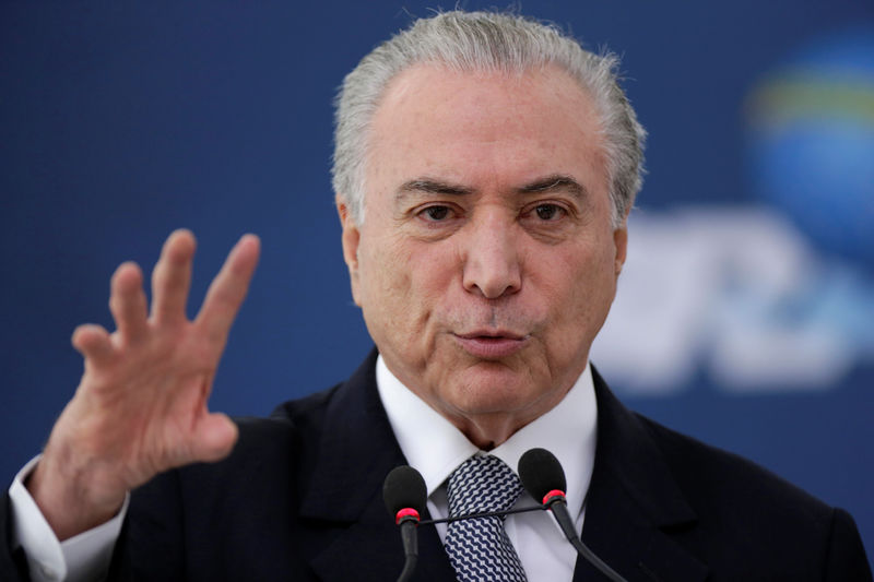 © Reuters. Brazil's President Michel Temer gestures during the launch of the new financing line of Bank Caixa Economica Federal at the Planalto Palace in Brasilia