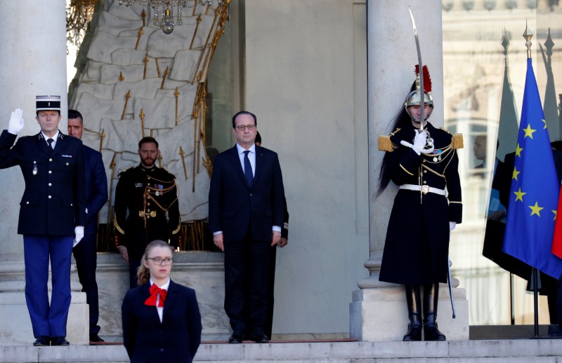 © Reuters. UN JEUDI DE SECRETS ET D'ÉMOTION A L'ELYSÉE