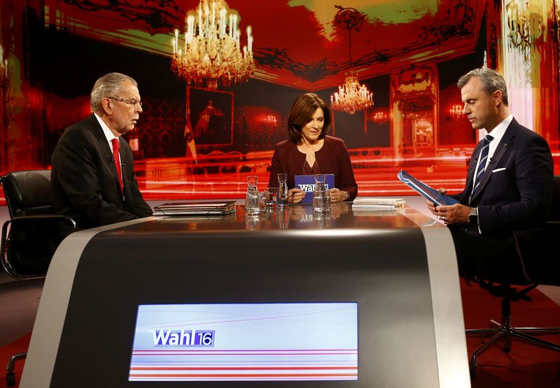 © Reuters. Austrian presidential candidate Van der Bellen, who is supported by the Greens, presenter Thurnher and Hofer of the FPOe prepare for a TV discussion in Vienna