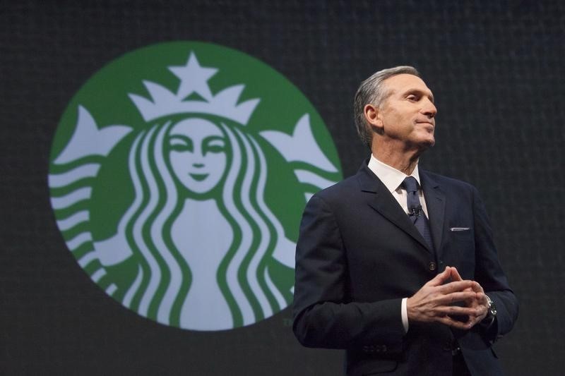 © Reuters. Starbucks CEO Howard Schultz speaks during the company's annual shareholder's meeting in Seattle, Washington