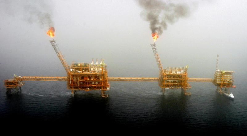 © Reuters. Gas flares from an oil production platform are seen at the Soroush oil fields.