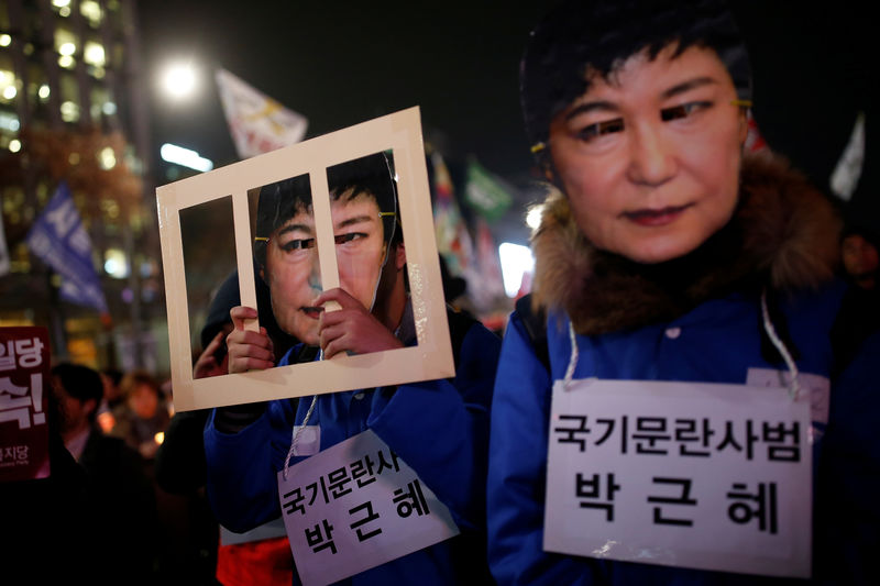 © Reuters. أحزاب المعارضة في كوريا الجنوبية تقول إنها ستصوت على مساءلة الرئيسة في 9 ديسمبر