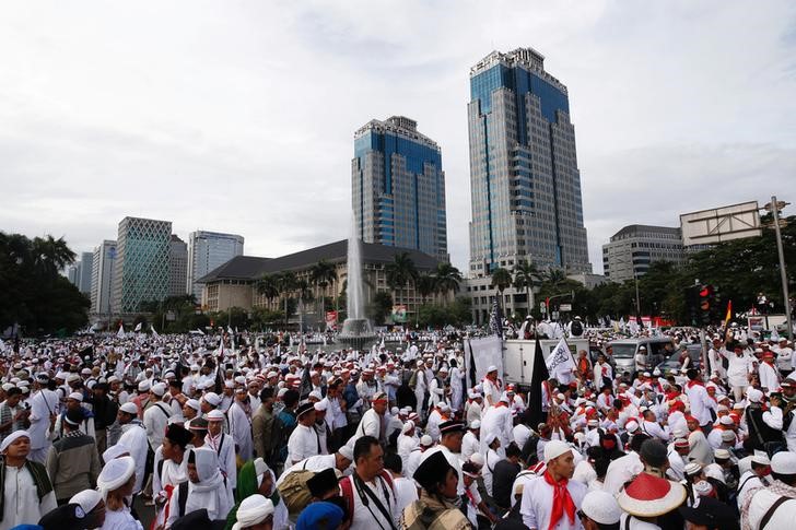 © Reuters. ألوف الاندونيسيين يتجمعون للمشاركة في احتجاج حاشد ضد حاكم جاكرتا