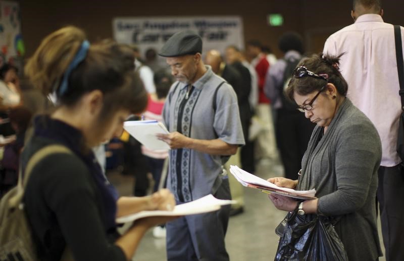 © Reuters. Job seekers fill out applications during 11th annual Skid Row Career Fair the Los Angeles Mission in Los Angeles