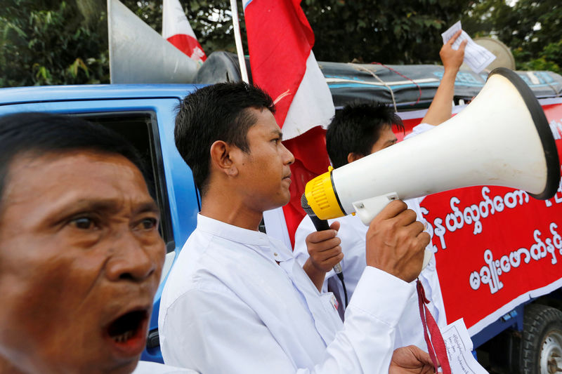 © Reuters. Locals protest against the visit by former U.N. Secretary-General Kofi Annan in Rakhine state