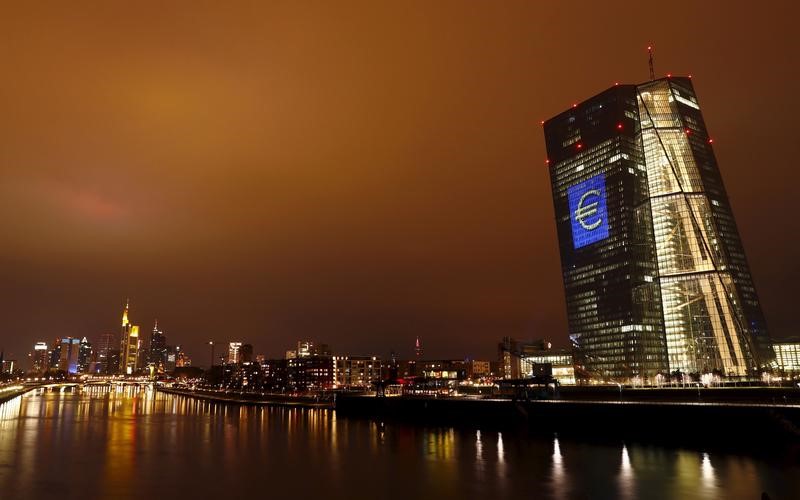 © Reuters. The head quarter of the European Central Bank (ECB) is illuminated with a giant euro sign at the start of the "Luminale, light and building" event in Frankfurt