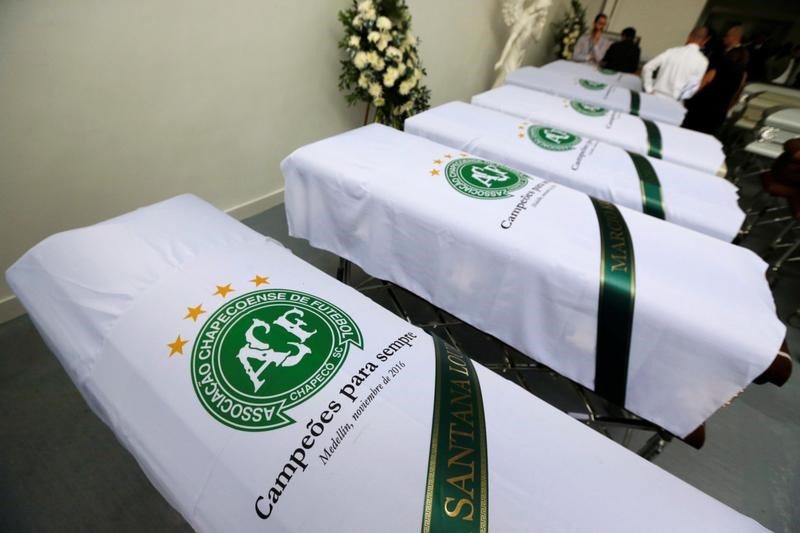 © Reuters. Concluye la identificación de los 71 muertos del accidente aéreo en Colombia