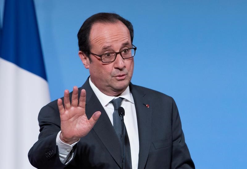 © Reuters. PLUS DE HUIT FRANÇAIS SUR DIX APPROUVENT LE RENONCEMENT DE HOLLANDE