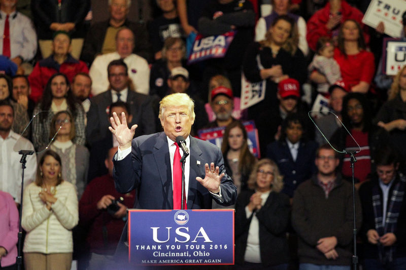 © Reuters. Donald Trump holds "USA Thank You Tour 2016" rally in Cincinnati, Ohio.