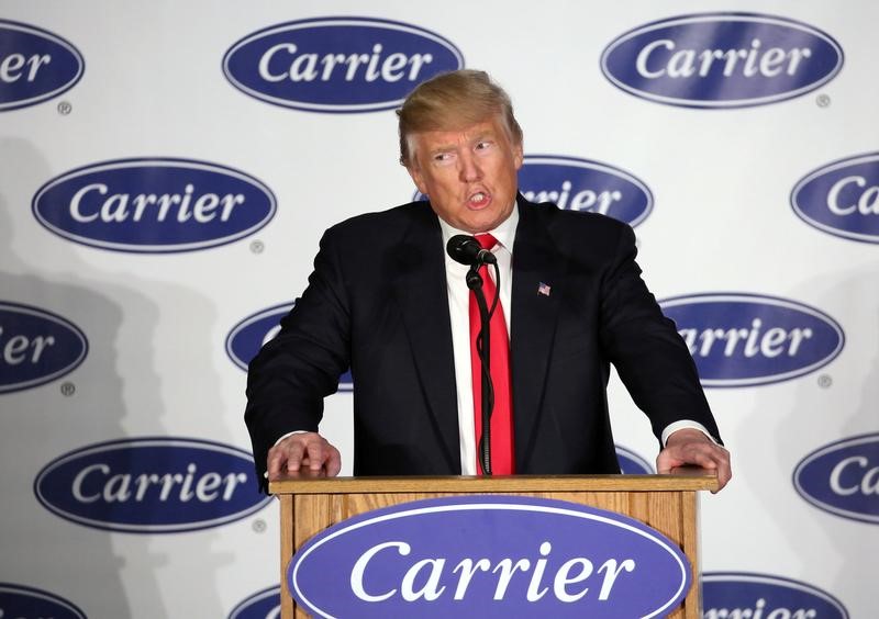 © Reuters. Trump dice que empresas que saquen empleos de EEUU afrontarán consecuencias