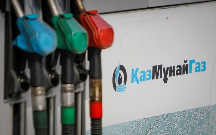 © Reuters. Бензиновые насосы на автозаправочной станции Казмунайгаза в Алма-Ате
