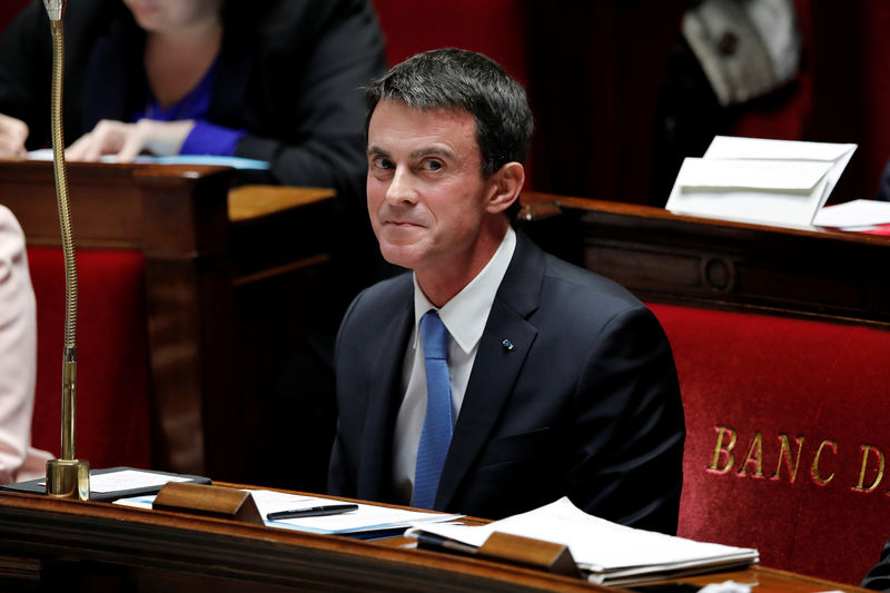 © Reuters. French Prime minister Manuel Valls attends the questions to the government session at the National Assembly in Paris