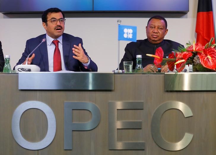 © Reuters. Президент ОПЕК Мохаммед бин Салех аль-Сада и генеральный секретарь ОПЕК Мохаммад Баркиндо на пресс-конференции после заседания в Вене