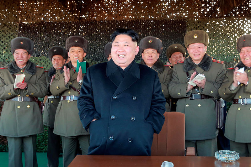 © Reuters. North Korean leader Kim Jong Un attends an intensive artillery drill of the KPA artillery units