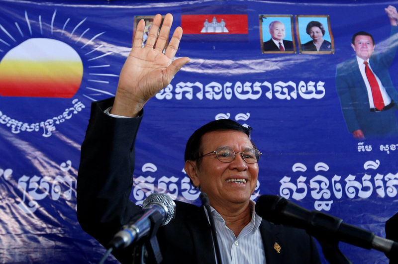 © Reuters. File photo of Kem Sokha, leader of the CNRP, greeting his supporters at headquarters before he goes to register for next year's local elections, in Phnom Penh, Cambodia