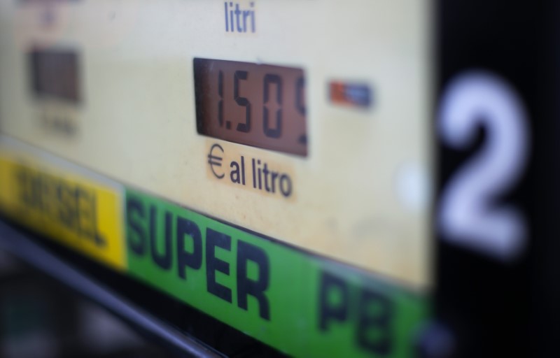 © Reuters. Fuel prices are seen on a petrol station pump in Rome