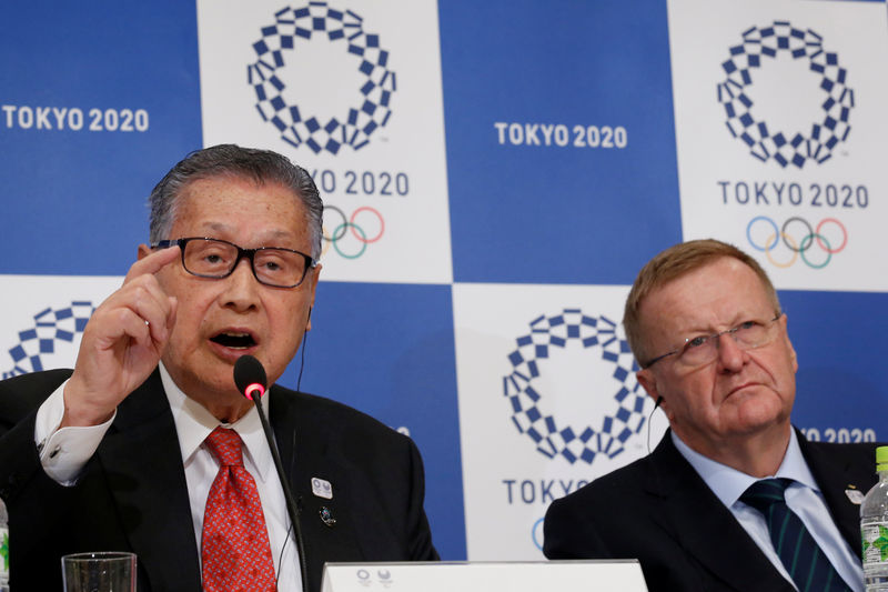 © Reuters. IOC Vice President John Coates and Yoshiro Mori, head of the 2020 Tokyo Olympics organising committee attend at a news conference in Tokyo