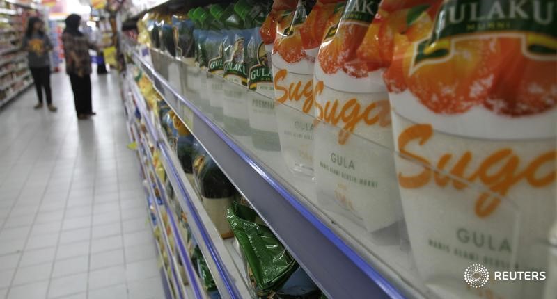 © Reuters. Сахар в магазине в Джакарте