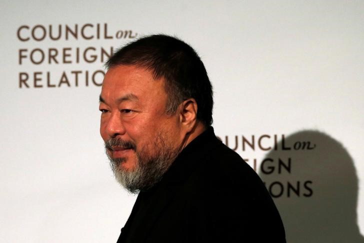 © Reuters. Chinese artist and dissident Ai Weiwei walks to the stage to speak at the Council on Foreign Relations in New York