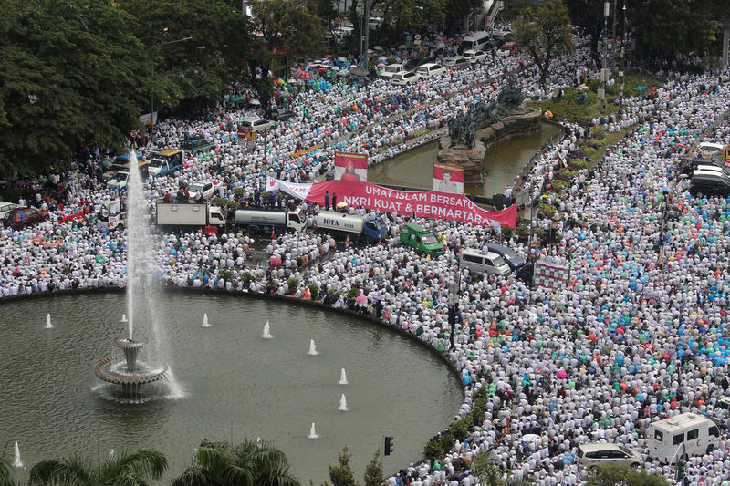 © Reuters. Muçulmanos durante protesto em Jacarta contra o governador da cidade, um cristão acusado de insultar o Alcorão