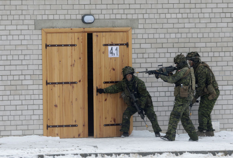 © Reuters. Canadian troops together with other troops from11 NATO nations take part in the exercise in urban warfare during Iron Sword exercise in the mock town near Pabrade