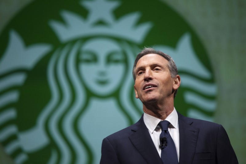 © Reuters. Howard Schultz, CEO of Starbucks, speaks during the company's annual shareholders meeting in Seattle