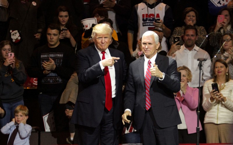 © Reuters. Donald Trump holds "USA Thank You Tour 2016" rally in Cincinnati, Ohio.