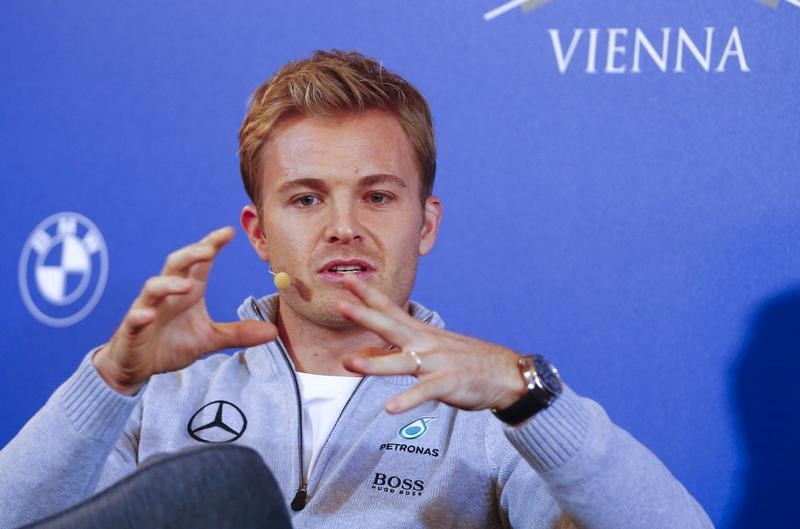 © Reuters. بعد التتويج الأول روزبرج يعتزل سباقات فورمولا 1