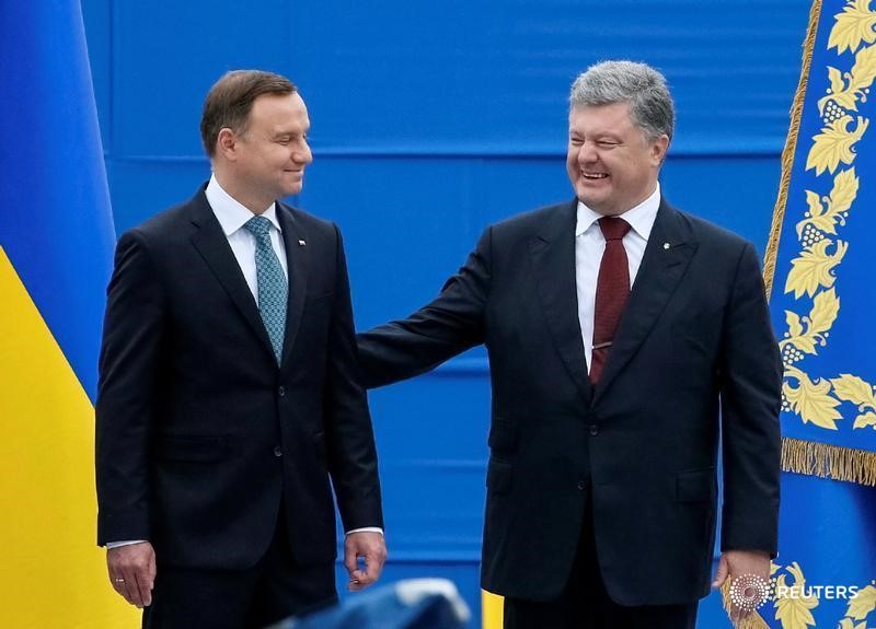 © Reuters. Президент Украины Петр Порошенко (справа) и президент Украины Анджей Дуда на параде в Киеве