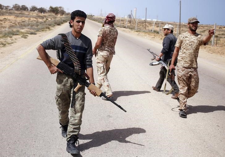 © Reuters. اشتباكات بين فصائل مسلحة في طرابلس هي الأسوأ منذ أكثر من عام