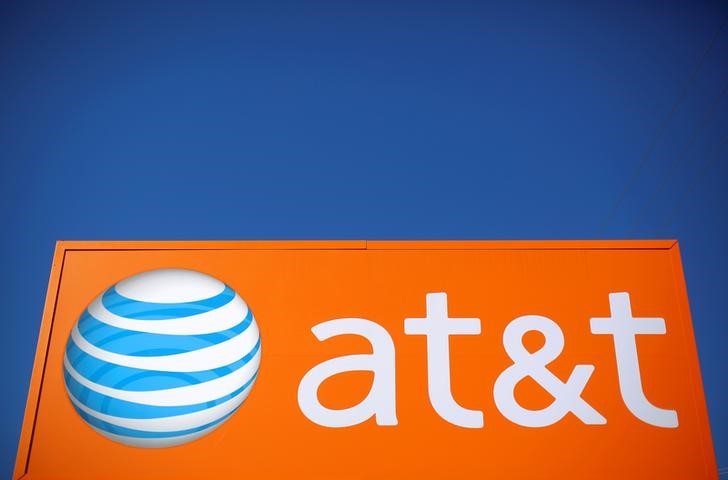 © Reuters. An AT&T sign is seen outside a branch in Rolling Meadows