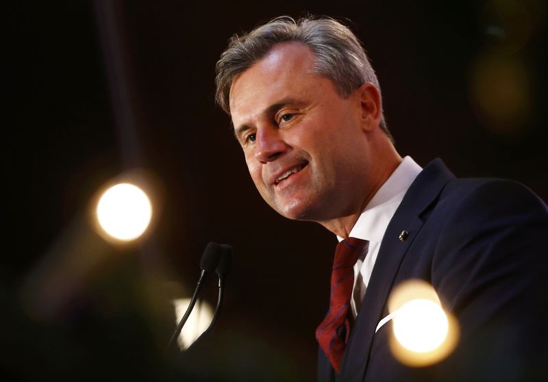 © Reuters. Austrian presidential candidate Hofer of the FPOe delivers a speech during his final election rally in Vienna