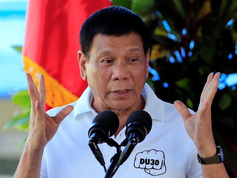 © Reuters. Philippine President Rodrigo Duterte gestures while delivering a speech during the inauguration of a drug abuse treatment and rehabilitation center inside the military headquarters in Fort Magsaysay, in the Nueva Ecija province