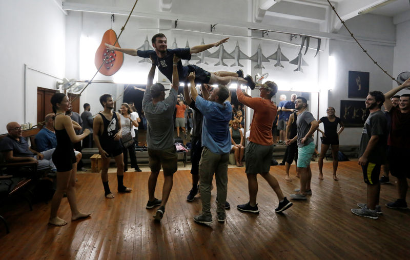 © Reuters. Players from Rice University's baseball team visit Cuba's National Ballet School in Havana