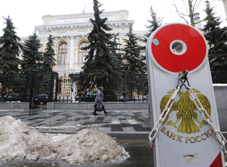 © Reuters. Женщина проходит мимо здания Банка России в Москве