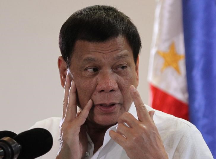 © Reuters. Duterte fala no aeroporto de Davao