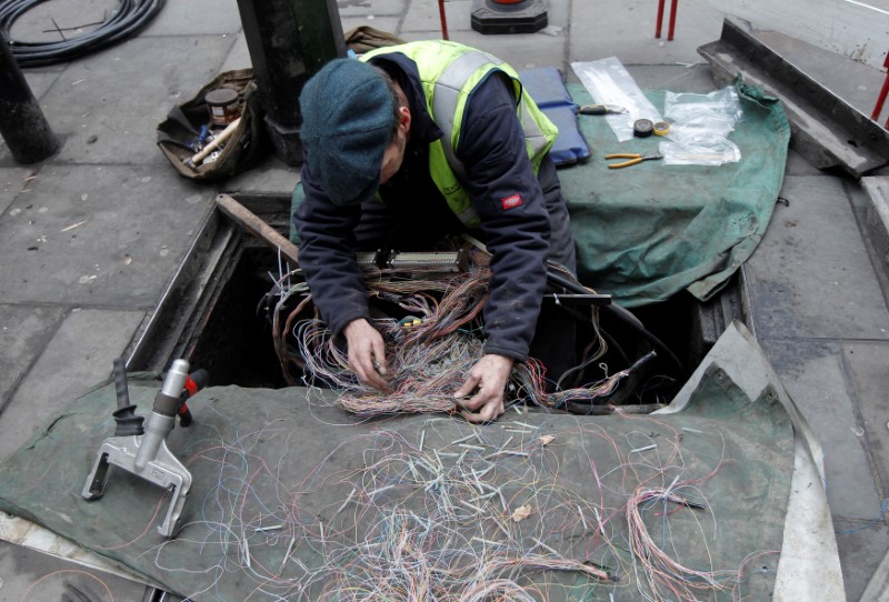 © Reuters. A British Telecom engineer repairs cables to the telephone and internet network in central London